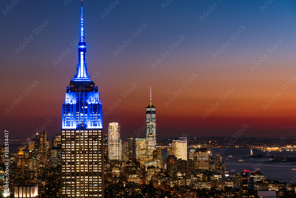 Stock-Foto „エンパイアステートビルのライトアップとニューヨークの