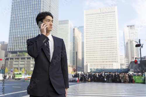 男性 ビジネスマン スマホ 話す 外 東京駅前 朝 大勢の通勤客背景 Stock Photo Adobe Stock 男性 ビジネスマン スマホ 話す 外 東京駅前 朝 大勢の通勤客背景 Stock Photo Adobe Stock