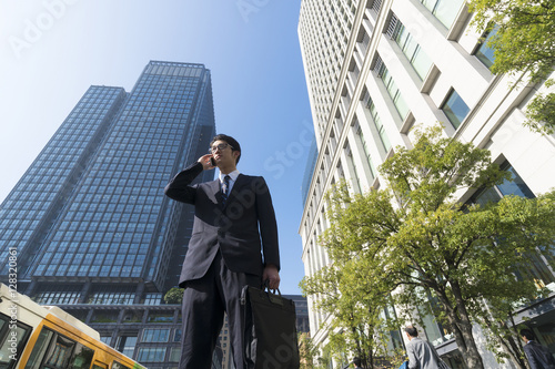 男性 ビジネスマン スマホ 青空背景 ローアングル 遠くを見つめる 外 東京 大手町 丸の内 Stock 写真 Adobe Stock 男性 ビジネスマン スマホ 青空背景 ローアングル 遠くを見つめる 外 東京 大手町 丸の内 Stock 写真 Adobe Stock