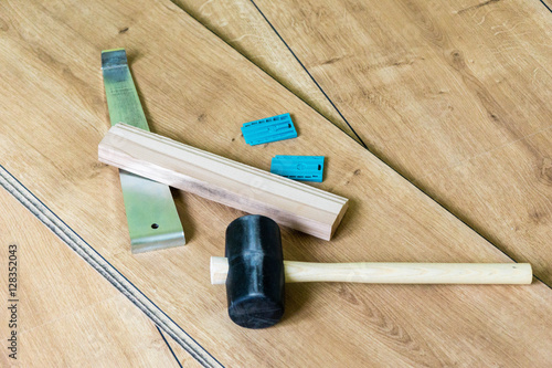 Werkzeug für das Verlegen von Laminat – Stock-Foto | Adobe Stock