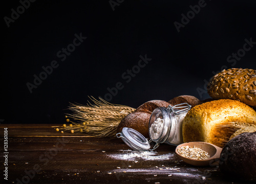 pieczywo-i-rozsypana-maka-na-ciemnym-tle