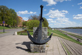 Fototapeta  - Kotwica na Bulwarze Filadelfijskim, pomnik na cześć Oficerskiej Szkoły Marynarki Wojennej, Toruń, Polska, 
Anchor in Torun, Poland 