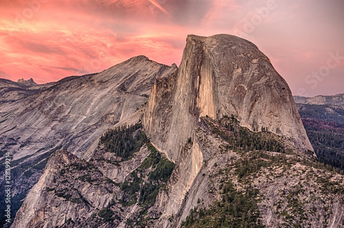 Fotografía Alpenglow on Half Dome in Yosemite National Park at Sunset