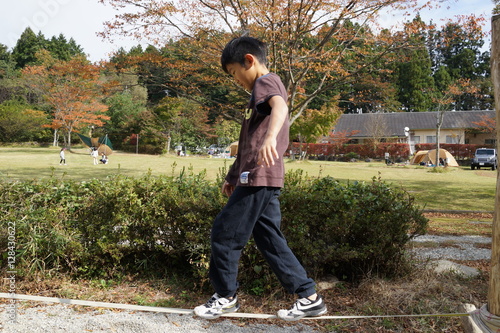 綱渡り スラッグライン 遊び 少年 真剣 遊び 小学生 スポーツ 緊張 Stock Photo Adobe Stock 綱渡り スラッグライン 遊び 少年 真剣 遊び 小学生 スポーツ 緊張 Stock Photo Adobe Stock
