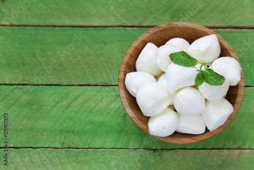 Fotomural Mini mozzarella cheese in a wooden bowl