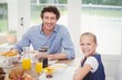 © WavebreakmediaMicro - Girl having breakfast with father