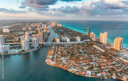 Fotomural Causeway, river and skyline of Miami Beach, view from helicopter