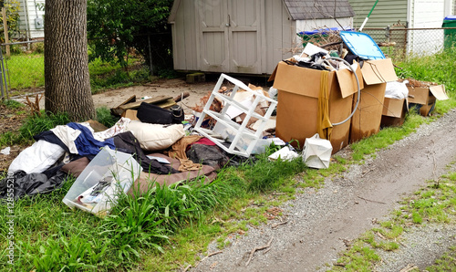 Fotografía Trash and litter in residential neighborhood alley. Horizontal.