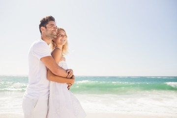 Poster - Smiling young couple hugging 