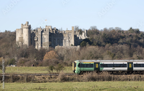 Fotomural Pasajeros, tren, pasando, histórico, castillo, inglaterra, noviembre, 2016 - sur