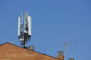 Mobile antenna in the roof of a building