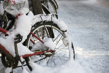En Cykel Täckt Med Snö