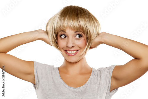 Plakat atrakcyjna młoda uśmiechnięta kobieta z blond krótkie włosy