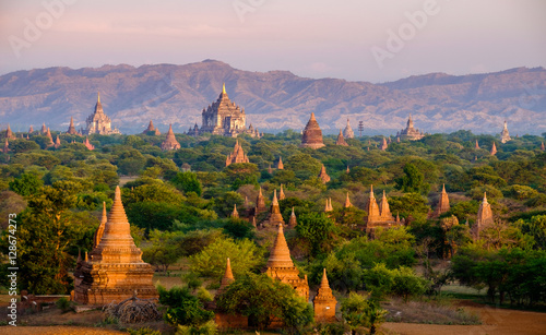 Fotomural Sunrise landscape view with silhouettes of old temples, Bagan