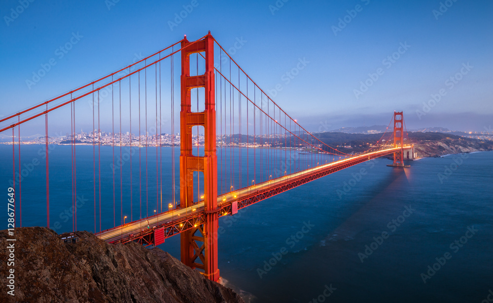 Fotovorhang - Golden Gate Bridge in twilight, San Francisco, California, USA