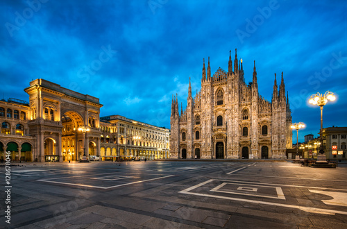 Domplatz in Mailand Italien mit Dom und Triumphbogen Fototapeta
