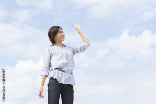 笑顔で手を振る女性 Buy This Stock Photo And Explore Similar Images At Adobe Stock Adobe Stock