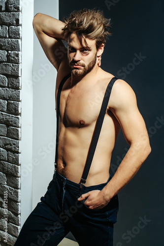 Plakat sexy mięśni brodaty mężczyzna