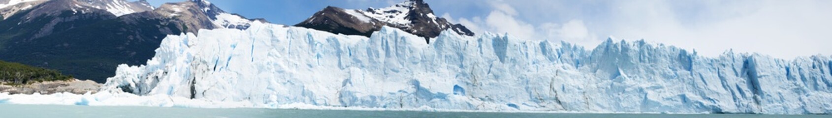  Patagonia, 23/11/2010: il fronte del ghiacciaio Upsala, il cui nome deriva dall'Università svedese di Uppsala che ha condotto la prima indagine glaciologica della regione nel ventesimo secolo