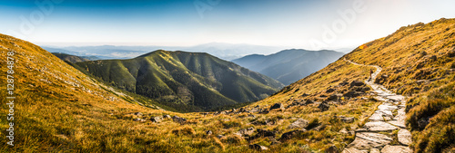Fotografía Rocky Hiking Trail in the Mountains on Sunny Day