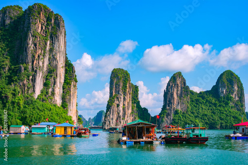 Fotografía Floating fishing village and rock island in Halong Bay, Vietnam, Southeast Asia