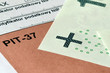 PIT-37, Podatek, zeznanie podatkowe, formularz na tle banknotów