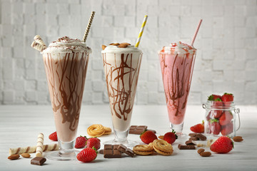 Canvas Print - Fresh tasty cocktails with berries and sweets on table