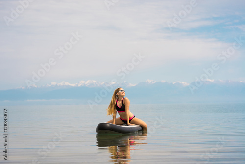 Plakat szczęśliwa kobieta relaksuje na pokładzie wiosła