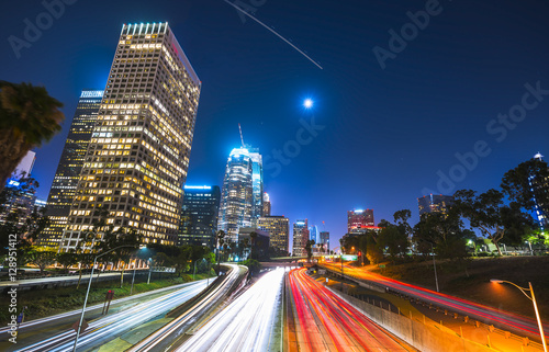 Zdjęcie XXL Sceniczny widok w autostradzie w centrum Los Angeles przy nocą, Kalifornia.
