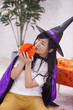 © milatas - ハロウィンパーティーをする女性たち