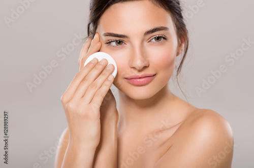 Woman remove make up