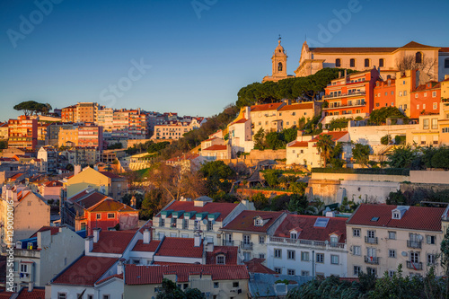 Plakat Lizbona. Wizerunek Lisbon, Portugalia podczas złotej godziny.