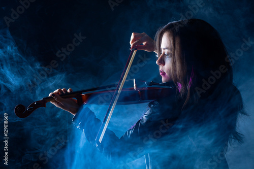 Plakat Rockowa kobieta z skórzaną kurtką Bawić się skrzypce