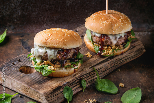 Fotografía Hamburgers with beef and spinach