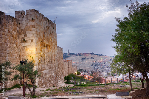 Cuadros en Lienzo Early morning view of the Mount of Olives from the Zion Gate in the old city of