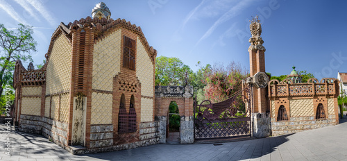 Plakat Scaly fasada Guell budowy w Pedralbes parku, Barcelona Hiszpania