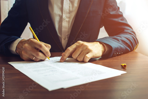 Fotografía Man businessman signs documents with a pen