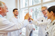 © Robert Kneschke - Ärzte geben sich ein High Five