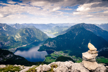 Wall Mural - pila di sassi in alta montagna con monti e lago sullo sfondo in austria
