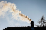 Fototapeta  - dym z komina - ogrzewanie domu zimą