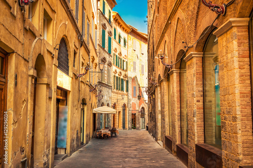 waska-stara-ulica-w-sredniowiecznym-siena-tuscany-wlochy