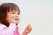 おせんべいを食べる幼児(2歳児)