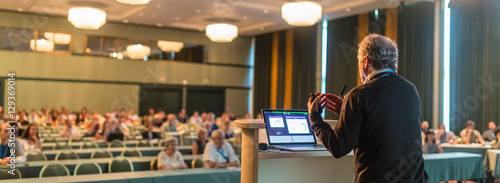 Fotomural Casualy dressed senior professor giving talk at scientific conference