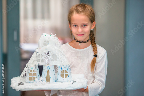 Cuadros en Lienzo Little girl holding her craft cardboard house