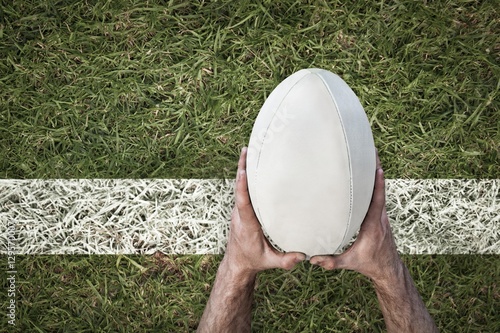 Plakat Złożony wizerunek mężczyzna mienia rugby piłka