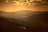 Fototapeta Na ścianę - Zachód słońca zimą w górach w mieście górskim Muszyna

