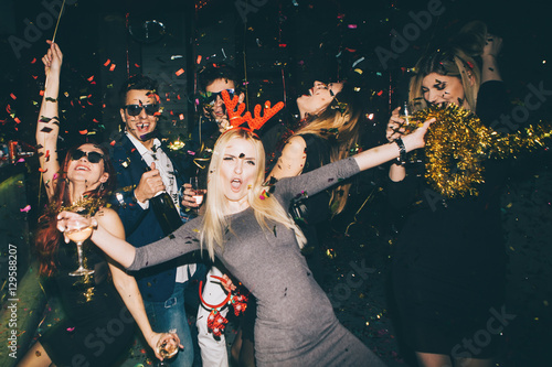 Fotomural Group of friends at club having fun