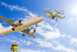 Drohne fliegt nah an ein Passagierflugzeug  beim Start auf dem Flughafen