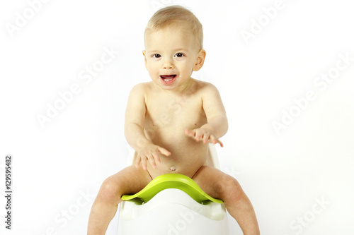 Ein 10 Monate Altes Baby Sitzt Auf Einem Topfchen Buy This Stock