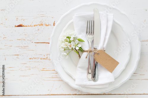 Fotografía Spring table setting with white flowers